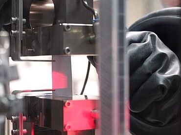 Essai de batterie: Glove Box vue de l'intérieur (enceinte de protection) pour des essais en toute sécurité de la résistance à la traction des films lithium-métal dans un environnement inerte.