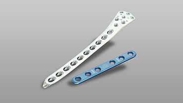 Ensaio de flexão em placas ósseas e dispositivos de fixação feitos em metal conforme ASTM F 382 e ISO 9585 (placas de osteossíntese)