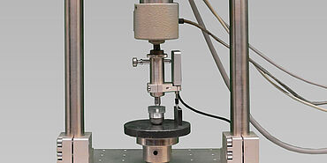 Mesin uji dengan aktuator pengujian elektromekanis
