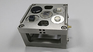 奈米壓痕儀中用於5個小試片的鋼製試片插入件固定架